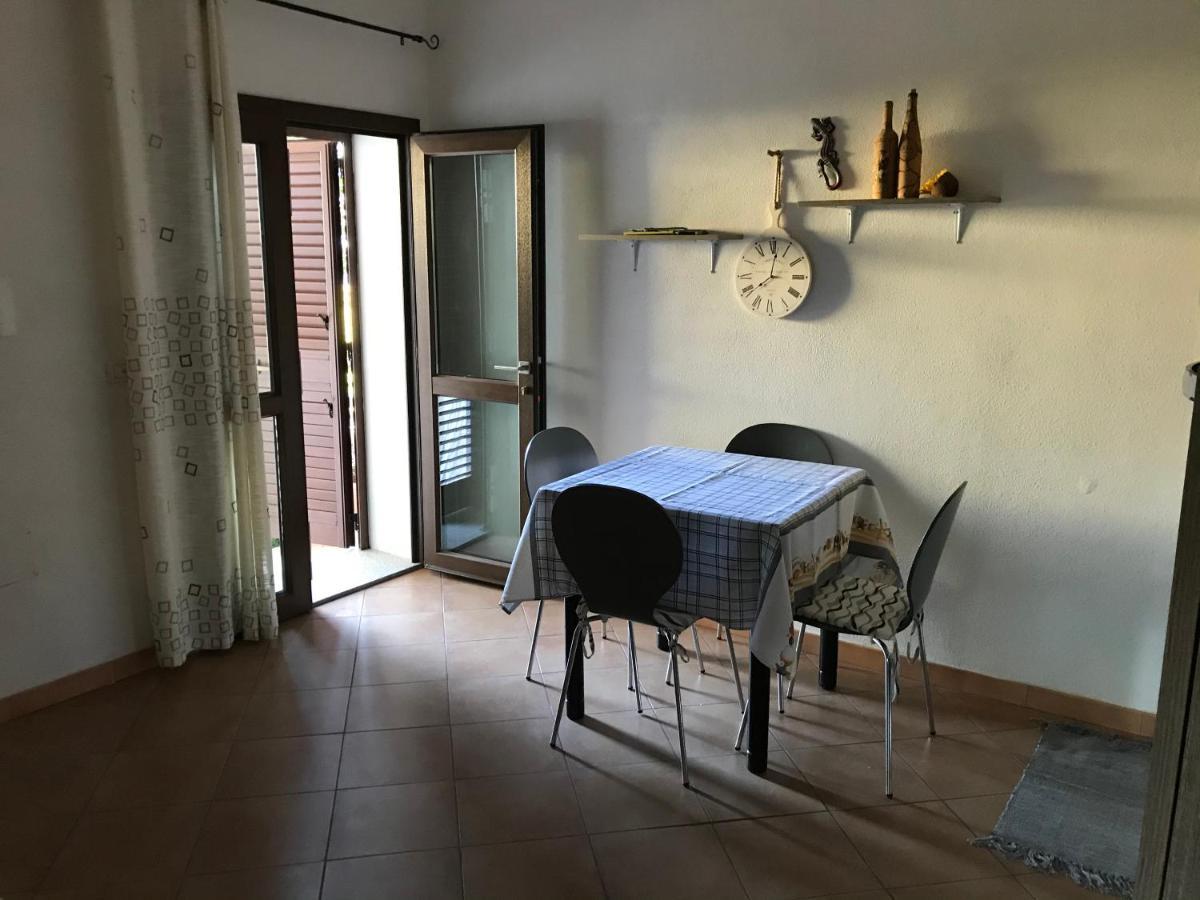 Blue House Apartment Badesi Bagian luar foto
