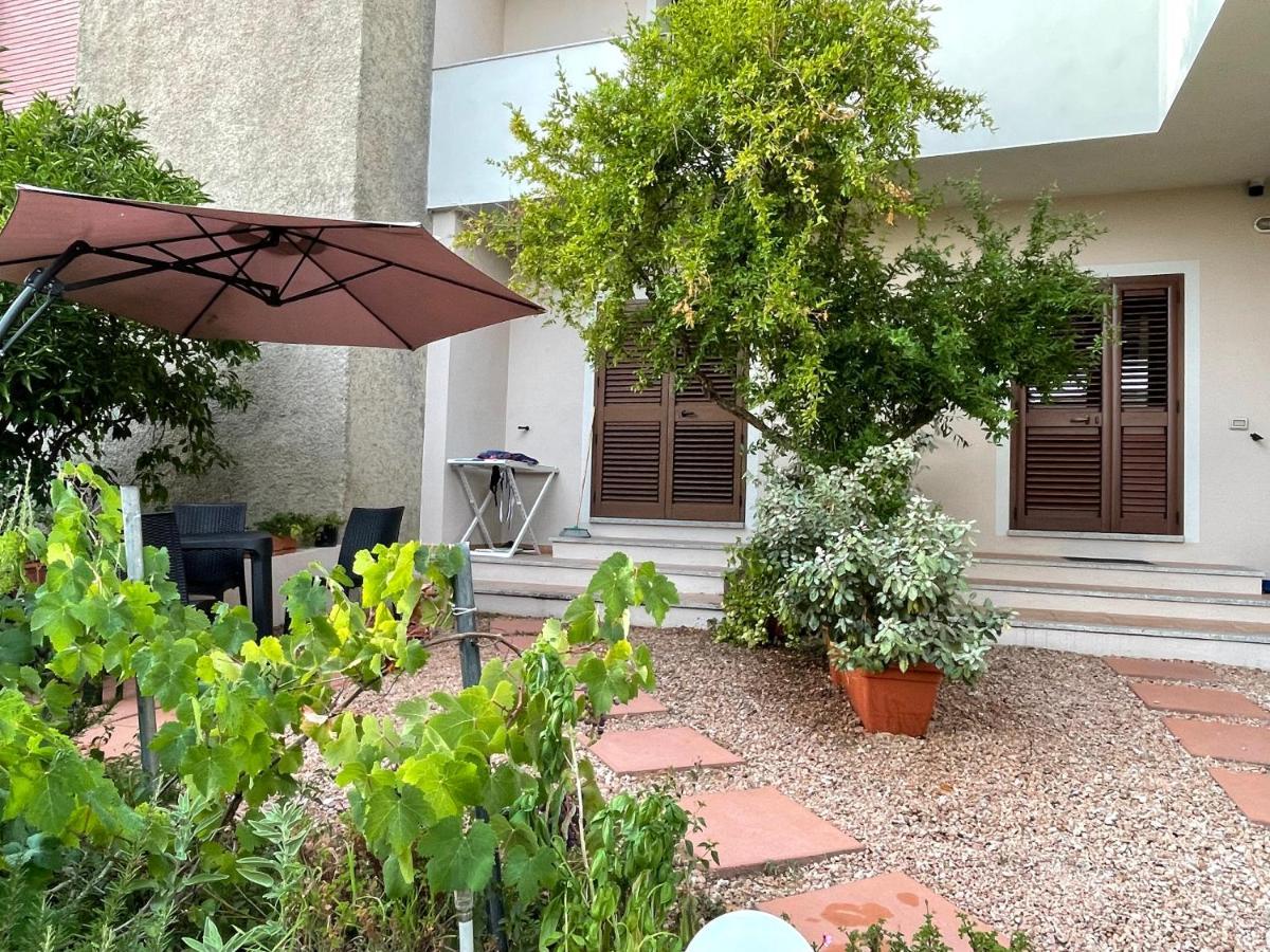Blue House Apartment Badesi Bagian luar foto