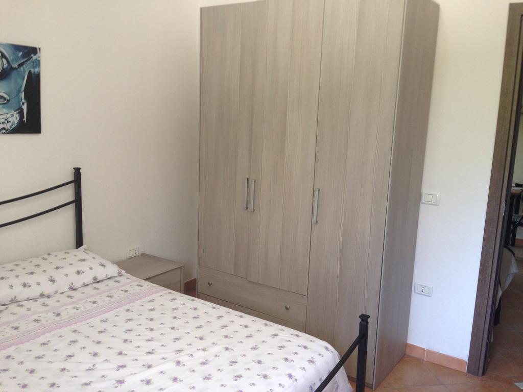 Blue House Apartment Badesi Bagian luar foto