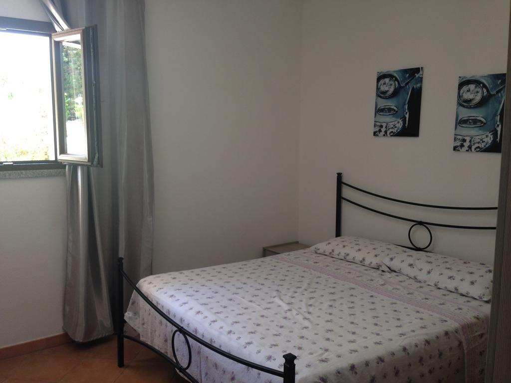Blue House Apartment Badesi Bagian luar foto